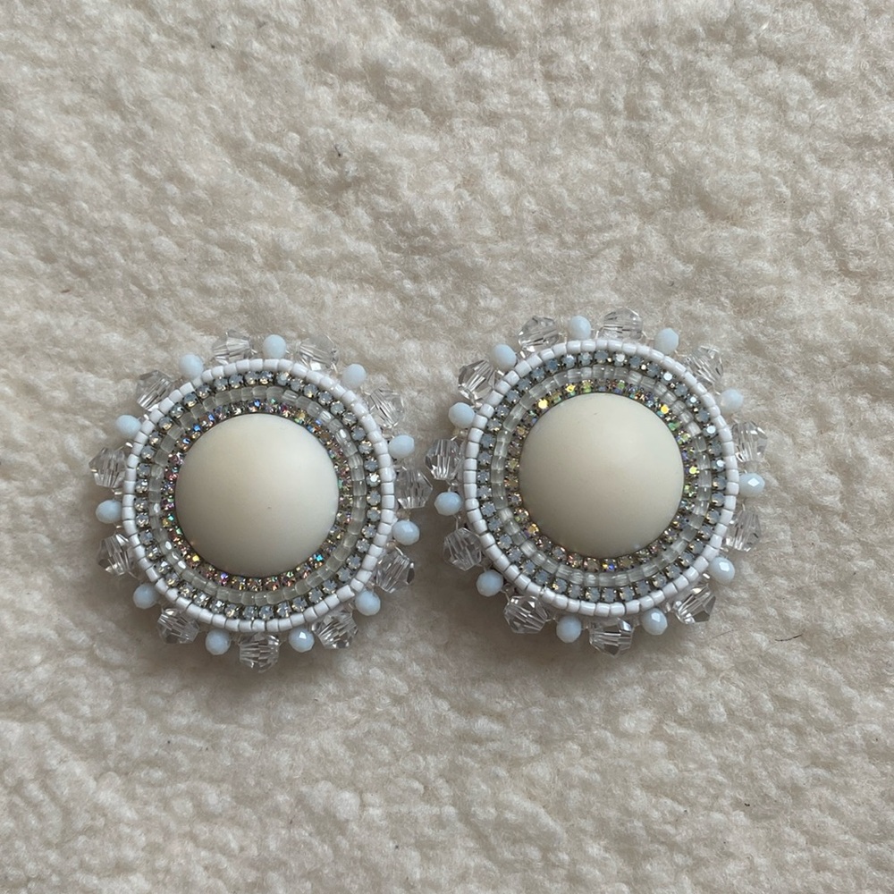 Beaded indigenous earrings white